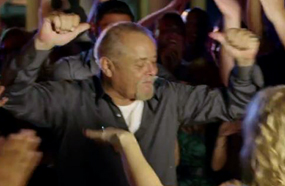 محمودج عبد العزيز يرقص على &quot;بشرة خير&quot;