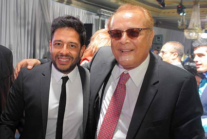 محمود عبد العزيز مع محمد حماقي‎ في حفل الزفاف