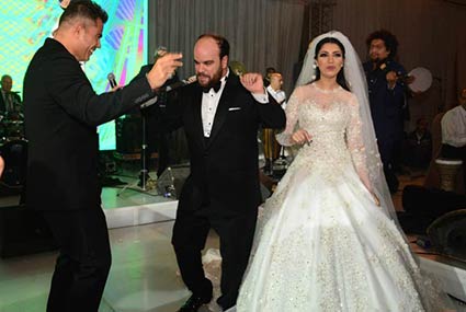 عمرو دياب يرقص مع "توتا" وعروسه