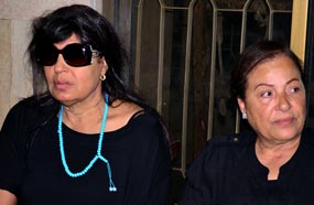 فيفي عبده بالسبحة في عزاء والد مها أحمد