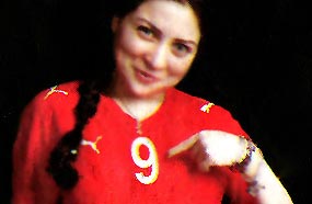 مي عز الدين تتخلى عن القميص رقم 9