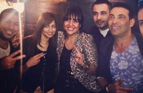 مي كساب وسط أصدقائها سعد الصغير ومحمد نجاتي ومها صبري في عيد ميلادها