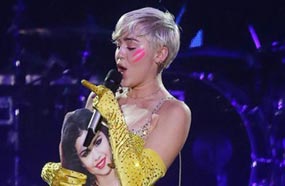 مايلي سايرس تهين سيلينا جوميز في إيطاليا