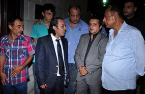 أحمد بدير ومحمد هنيدي يساندان علاء مرسي في عزاء والدته