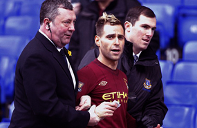 الأمن يخرج سيمون برودكين من الملعب