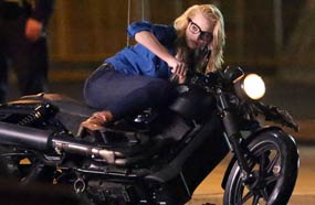 مارجو روبي‎ تقود دراجة بخارية في المخاطرة