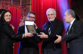 عمر الشريف يتسلم جائزة