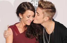 جاستين بيبر مع والدته باتي ميليت في حفل جوائز " American Music" بلوس أنجلوس عام 2012، والذي فاز فيه بيبر بجائزة فنان العام.

 ومن المعروف أنها ربته وحدها دون مساعدة أبيه، كما قدمت دعما معنويا كبيرا له عند انفصاله عن صديقته سللينا جوميز.