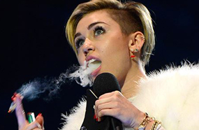 مايلي سايرس تتسلم جائزة الـ &quot;EMA&quot; بسيجارة ماريجوانا على المسرح