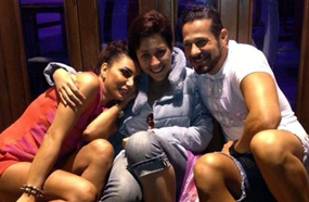 منة شلبي تتوسط صديقيها