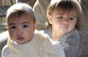 طفلة كيم كارداشيان مع ابنة خالتها