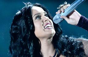 أطلت كاتي بيري بإطلالة مخيفة في حفل "جرامي" خلال تقديمها لأغنيتها المنفردة الجديدة Dark Horse