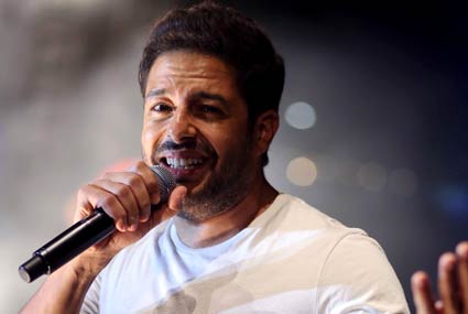 بالصور- محمد حماقي يحيي حفله لعيد الفطر في "موسى كوست" 