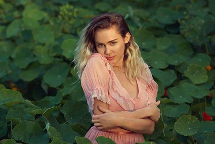 صرحت سايرس أثناء حوارها للمجلة أن صورها الجريئة السابقة الجريئة كانت بسبب شعورها أنها جزء من الحراك السياسي، والآن تطورت كثيرا وتحيط نفسها بالأذكياء