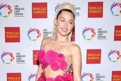 مايلي سايرس بملايس عروس البحر في حفل LGBT