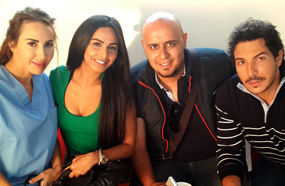 ميس مع فريق العمل