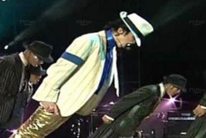 مايكل جاكسون يتحدى الجاذبية