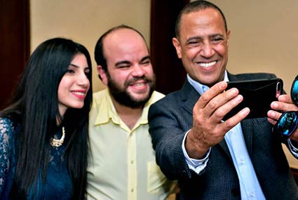 أشرف عبد الباقي يلتقط صورة مع العروسين