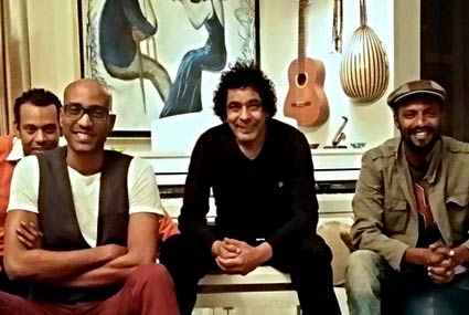 محمد منير مع أعضاء فريق &quot;بلاك تيما&quot;