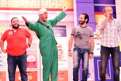 أشرف يعبر عن سعادته بالمفاجأة