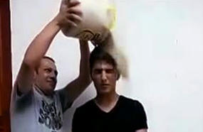 محمد عساف يجري تحدي &quot;دلو الركام&quot;