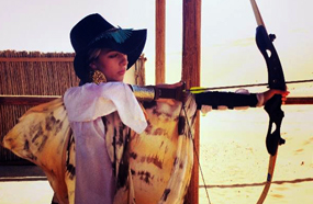 ميريام تتمرن على الرماية بالقوس