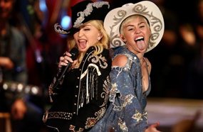 مايلي سايرس تخرج لسانها مع مادونا