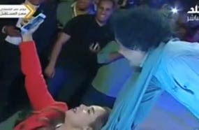 ابنة عبد الرحيم علي أثناء التقاطها الـ Selfie مع محمد منير في الحفل