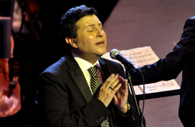 هاني شاكر منسجم في الغناء