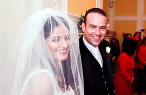 العروسان في الطريق للقاعة