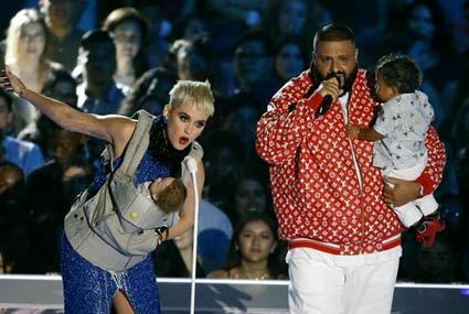 بيونسيه باكية خلال اجتماعها بأسرتها الصغيرة على المسرح بحفل MTV