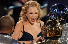 تايلور سويفت تتسلم جائزة أفضل فيديو كليب لمطربة