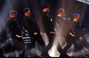 جستين تيمبرلايك يجتمع بفريق &quot; N Sync&quot;