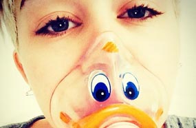 مايلي سايرس ترتدي قناع أوكسحين على شكل بطة