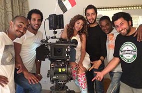 ميريام فارس وسط المصريين بفريق عمل مسلسلها الجديد 