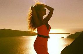 ميريام فارس في شهر العسل بجزيرة سانتوريني باليونان