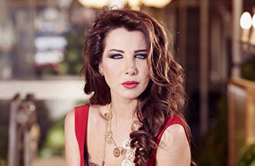 نانسي عجرم تستخدم جمالها في بيع البطيخ بالكليب