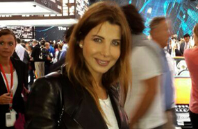 نانسي وزوجها بالمعرض