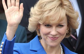 ناعومي واتس في شخصية ألأميرة ديانا