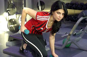 لم تكتف الفنانة هيفاء وهبي في الكشف عن ميولها الرياضية فقط، بل كشفت أيضا عن ميولها الكروية ومدى حبها لتشجيع فريق "إي سي ميلان" الإيطالي.

وعندما نشرت هيفاء هذه الصور على حسابها بموقع "Twitter" قالت أنها تحب تشجيع ميلان الإيطالي وتريد أن تصبح مثل اممثلة جين فوندا في الحفاظ على أنوثتها. 