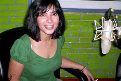 انتشرت لمنى زكي صور عديدة وهي ممسكة بسجائرها