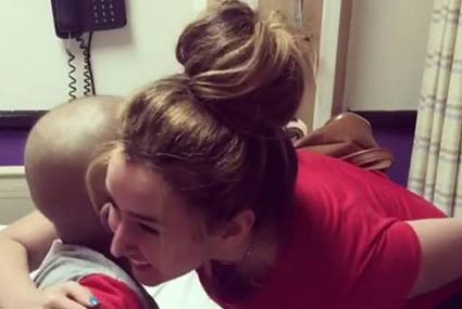 هنا الزاهد‎ تحتضن الطفل محمد