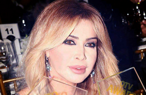 نوال مع الجائزتين