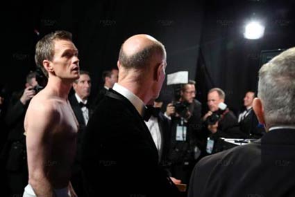 نيل باتريك هاريس شبه عاري في كواليس الأوسكار