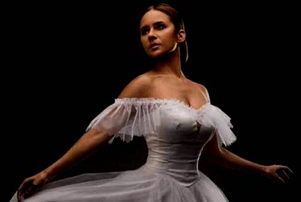 جميلة (نيللي كريم) راقصة بالية وتعيش مع والدتها وأخويها كريم ومراد وزوجته عبلة