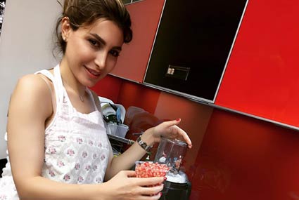  يارا

كشفت المطربة اللبنانية يارا لمعجبيها حبها للمطبخ من خلال صورة لها ظهرت فيها مرتدية "مريلة" المطبخ وتقوم بإعداد عصير الرمان.
