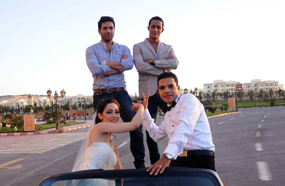 محمد رمضان وحسن الرداد مع العروسين