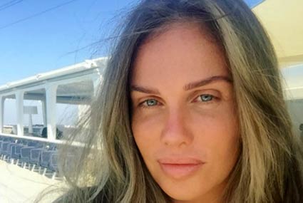 نيكول سابا

نشرت الفنانة اللبنانية نيكول سابا صورة لها ظهرت فيها بدون مكياج وهي تستمتع بإجازتها وبالهدوء والاسترخاء، وتتواجد نيكول برفقه زوجها يوسف الخال في اليونان لقضاء الإجازة هناك.