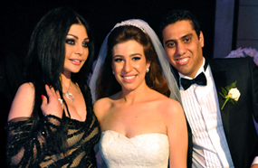 هيفاء مع العروسين