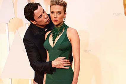 جون ترافولتا يقبل سكارليت جوهانسون